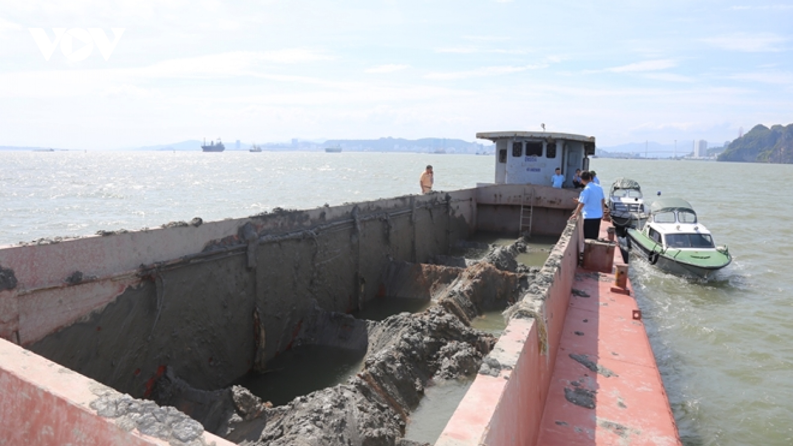 Phạt 300 triệu đồng đối với hành vi xả thải trái phép xuống vùng lõi vịnh Hạ Long